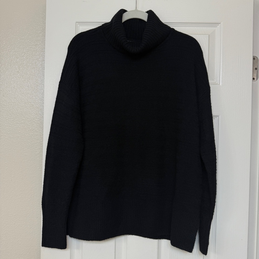 Vince Camuto sweater small